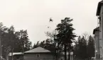 I11, den 30/1 1974.
Fem läkare med arméstabsläkare Olof Kylin i spetsen, anländer med helikopter från Stockholm för att hjälpa till med visitation/undersökning av 505 sjukanmälda.