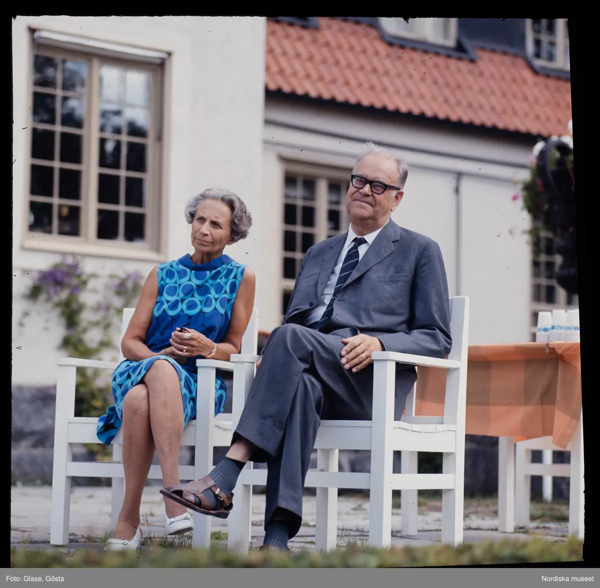 F.d. stadsminister Tage Erlander och hans fru Aina Erlander sitter ...