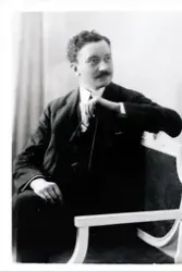 Portrett av maleren Condrad Selmyhr, Valvågen som ungdom og 