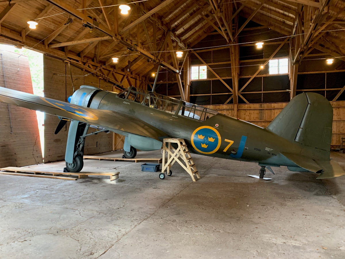 Bombflygplan, B 17A
Saab B 17

Märkning: En blå ring runt nosen; kronmärke på vingarnas ovan- och undersidor samt på bakkroppen; flottiljnummer 7 och ett blått J på bakkroppen bakom kronmärket och därefter individnummer 17239 samt registreringen SE-BYH. Den blå färgen representerar andra divisionen på F 7 - Johan blå.