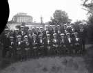 Studentgrupp i Museiparken, med Läroverket som fond. 1920.