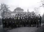 Studentgrupp i Museiparken, med Läroverket som fond. 1916.