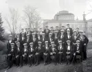 Studentgrupp i Museiparken, med Läroverket som fond. 1917.