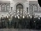 Studentgrupp framför Fornsalen, nuv. Smålands Museum. 1912.