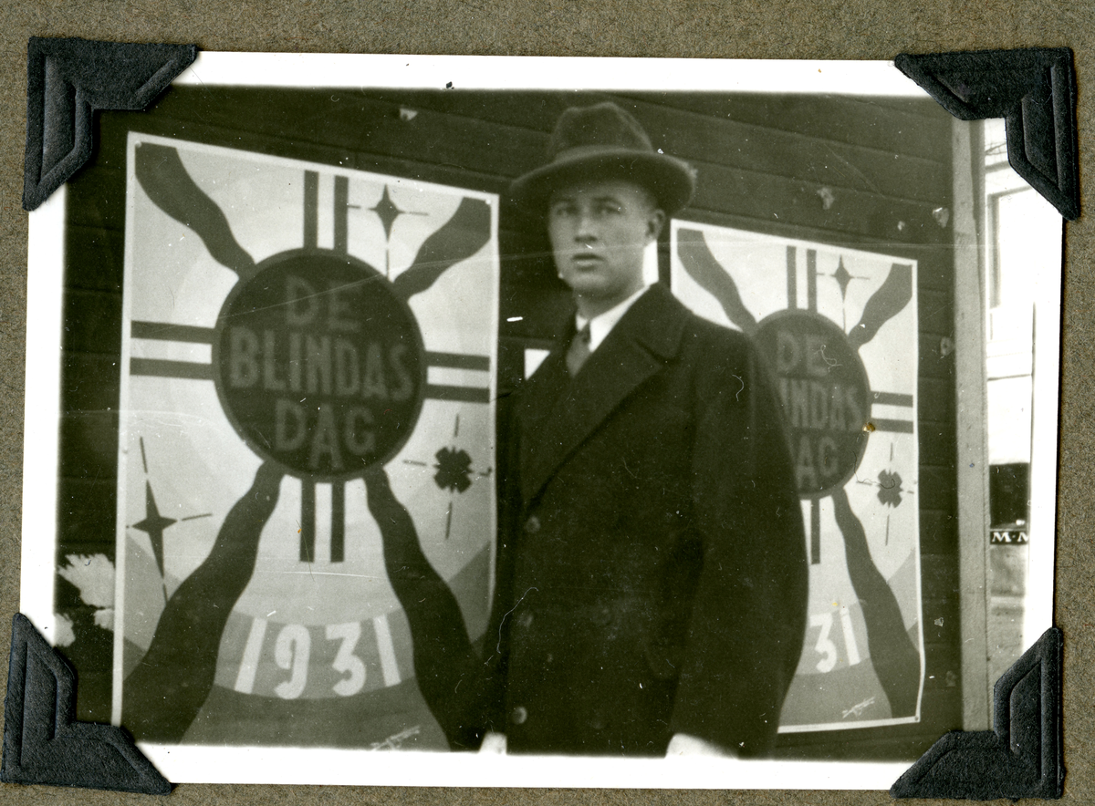 Illustration till reklamannons till De Blindas Dag.

Bilden har en svart cirkel med texten "DE BLINDAS DAG", runt cirkeln finns en gul kontur som strålar ut strålar likt en sol. Bakgruden har olika nyanser av blått i cirkelformer runt den svarta cirkeln, det finns även tre stjärnor. Längst ner står årtalet 1931.