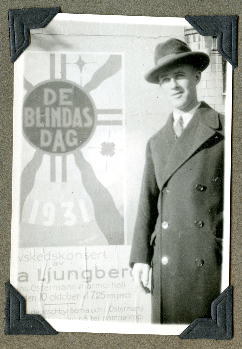 Illustration till reklamannons till De Blindas Dag.

Bilden har en svart cirkel med texten "DE BLINDAS DAG", runt cirkeln finns en gul kontur som strålar ut strålar likt en sol. Bakgruden har olika nyanser av blått i cirkelformer runt den svarta cirkeln, det finns även tre stjärnor. Längst ner står årtalet 1931.