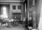 Landshövding Robert De la Gardie i sitt arbetsrum i Linköpings slott. Fotoåret upplyses varit 1890 och De la Gardie hade då skaffat sig en lång erfarenhet som statens företrädare i länet. I tjänst redan från år 1867 hade han att bearbetat och beslutat en rad avgörande frågor under det expansiva 1800-talets senare del.