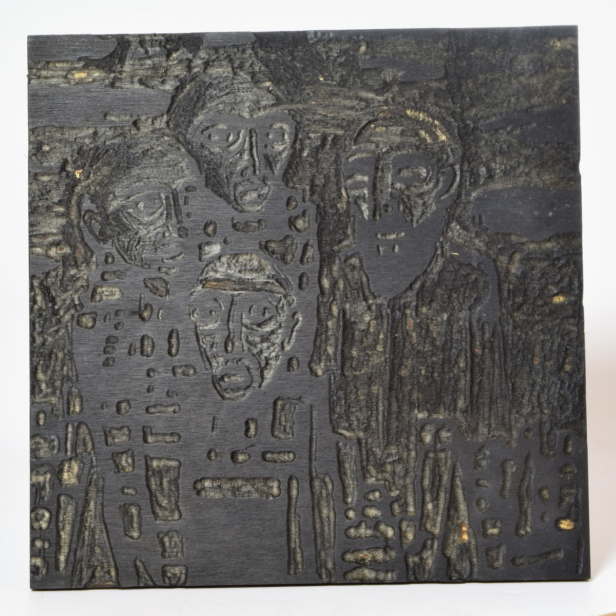 Fire tresnittplater. Laget og brukt av Ottar Helge Johannessen til å trykke "Blind" og "Bundet". De ulike platene er brukt til å trykke detaljer og gråvalører. En plate (c) er brukt til begge motivene på hver sin side og en plate (b) har en skisse på baksiden.
