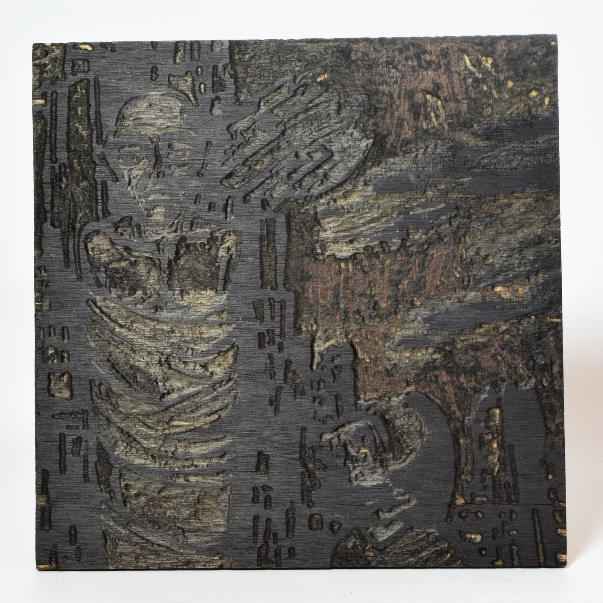 Fire tresnittplater. Laget og brukt av Ottar Helge Johannessen til å trykke "Blind" og "Bundet". De ulike platene er brukt til å trykke detaljer og gråvalører. En plate (c) er brukt til begge motivene på hver sin side og en plate (b) har en skisse på baksiden.
