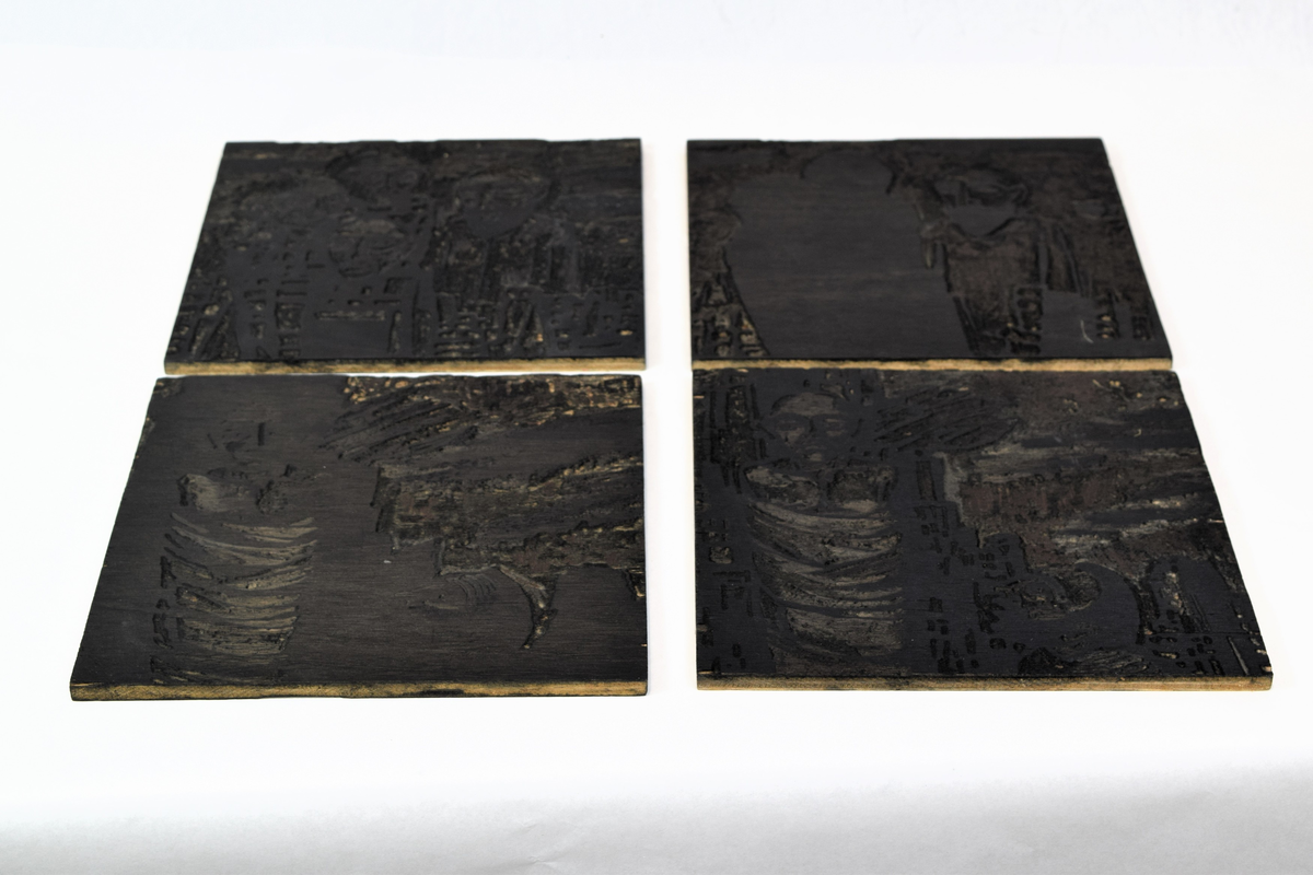 Fire tresnittplater. Laget og brukt av Ottar Helge Johannessen til å trykke "Blind" og "Bundet". De ulike platene er brukt til å trykke detaljer og gråvalører. En plate (c) er brukt til begge motivene på hver sin side og en plate (b) har en skisse på baksiden.
