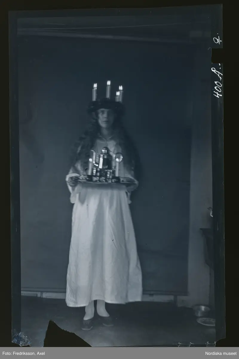 Frida Anna Elisabeth (kallad Anna-Lisa) Fredriksson som Lucia kommer bärande på kaffebricka.
"Anna-Lisa, Lucia. /A-LE. "