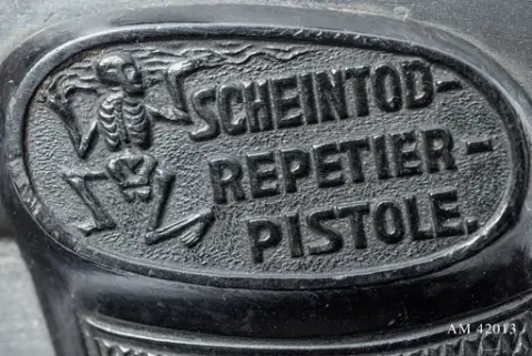 Scheintodpistolen - skendöd med pepparsmak