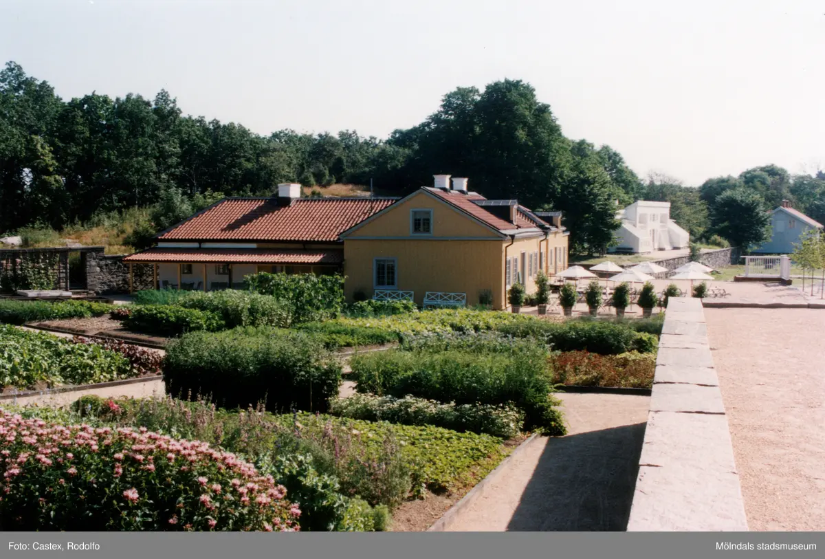 Tjenstemannabostaden med tillhörande köksträdgård vid Gunnebo slott i Gunnebo, Mölndal, i juli 1999. Byggnaden används som restaurang och kafé. Något längre bort ses drivhuset som återskapades 1996-1999 efter gamla ritningar.