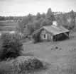 När fotografen passerade den lilla Näsastugan 1937 hade den ännu inte  tjänat ut som bostad. Någon tycks i stunden lappat stugans brädtak och tomten stod hävdad bortom synpunkter. I själva verket är bostadsinnehavaren oss känd. Hulda Svensdotter var hennes namn och hon skulle bo kvar till sin död hösten 1946.