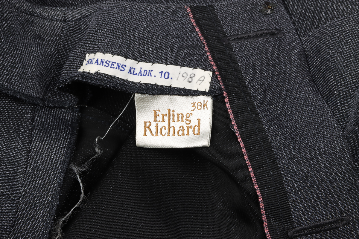 Liv till tvådelad klänning. Av mullvadsgrå rayon cristalle, Frankrike. Sneddraperat med en rosett fram, knäppt m. knappar bak.