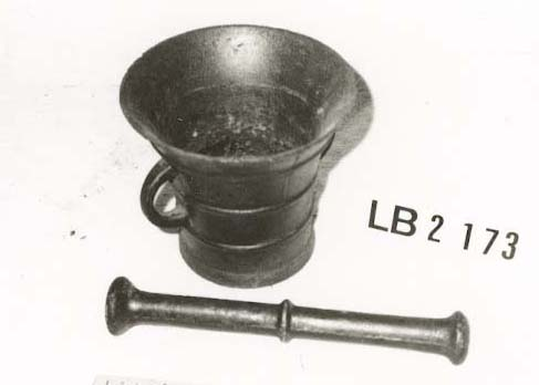 Morta er ein rund kopp som vidar seg ut oppe i ein slags trakt form. Liten rund hank på sida. Støytaren er ei stang som vidar seg ut i ein kluns i kvar ende. På midten er det ein ring som gjeng rundt sjølve støytaren.