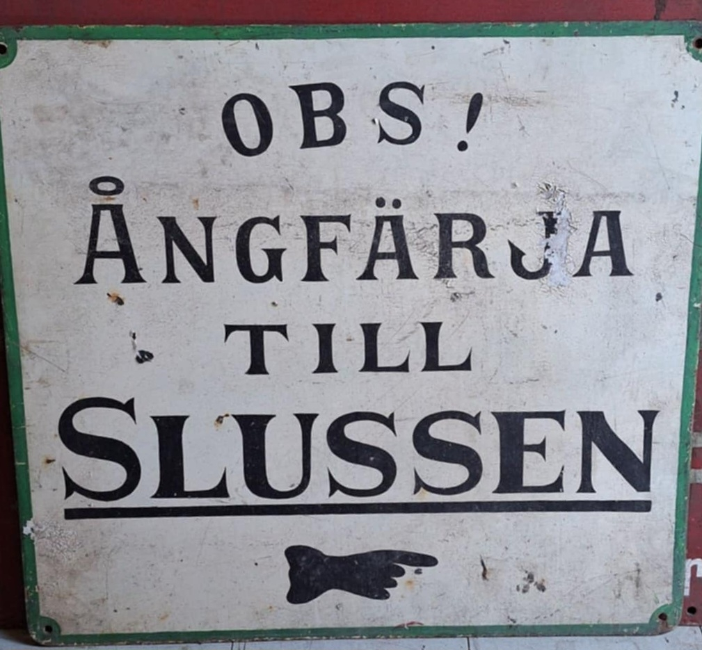 Rektangulär skylt med rundade hörn.