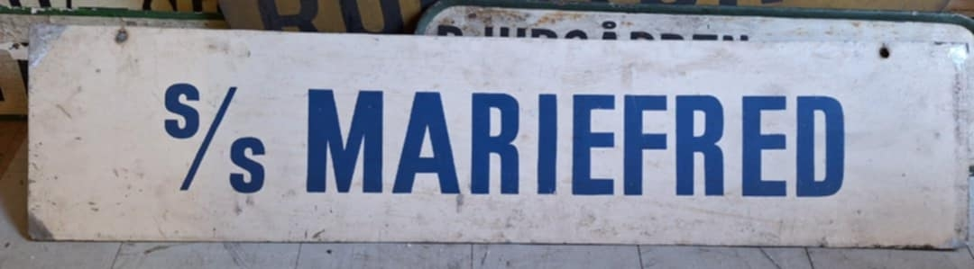 Skylt av plåt, suttit på hamnplan, troligtvis vid Stadshuskajen, Klara Mälarstrand under 1970-tal.