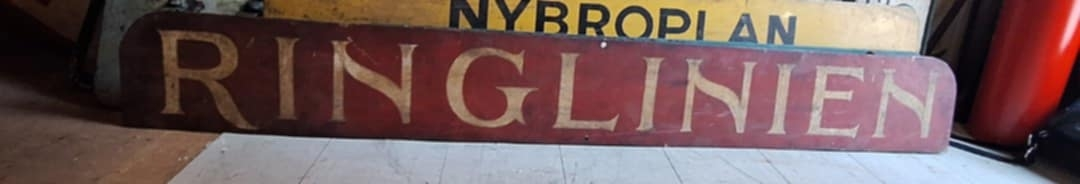 Ringlinjen gick Djurgården runt. Cirka 10 bryggor runt Djurgården. Linjen fanns under hela 1900-talet och denna skylt är troligen från ca 1900.