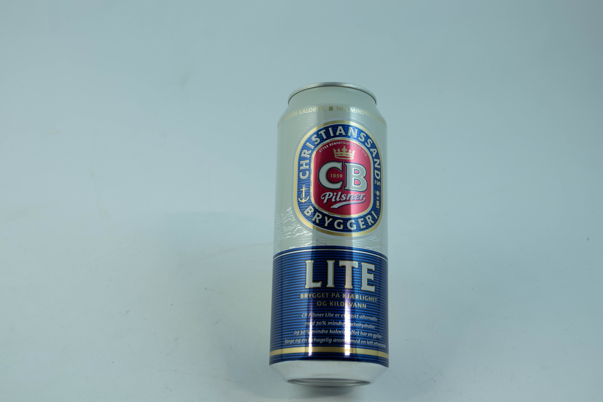 Hvit aluminiumsboks med blå stripe i bunnen. Flerfarget logo og skrift
