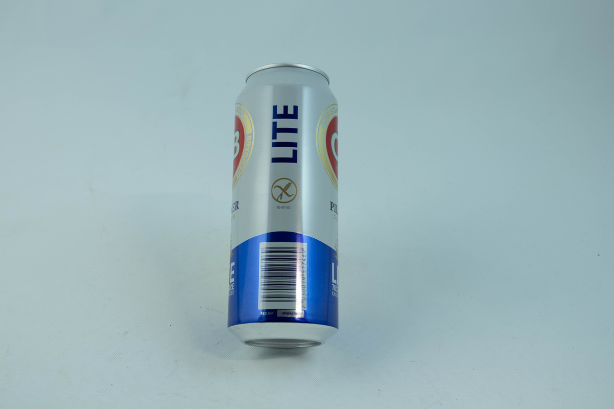 Hvit aluminiumsboks med blå stripe i bunnen. Flerfarget logo og skrift
