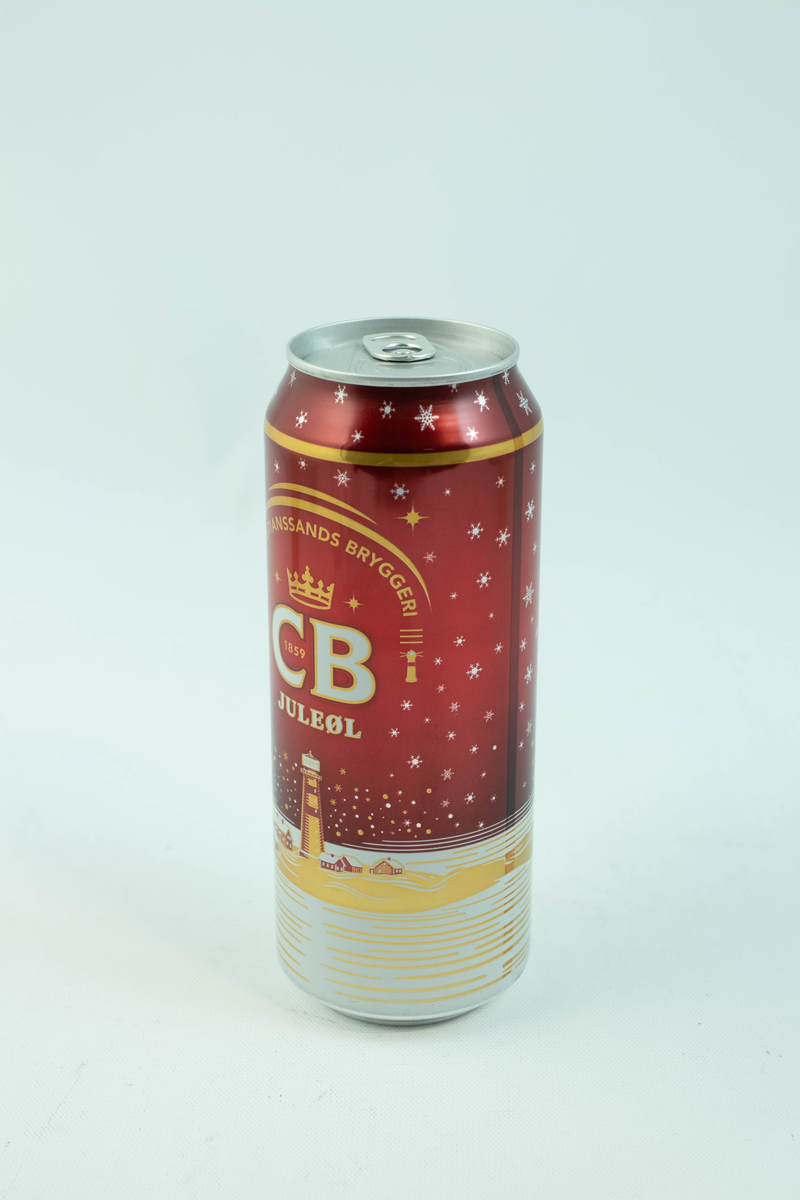 Rød aluminiumsboks med flerfarget logo og motiv. Gyllent fyrtån med hvite snødetaljer på rød bakgrunn