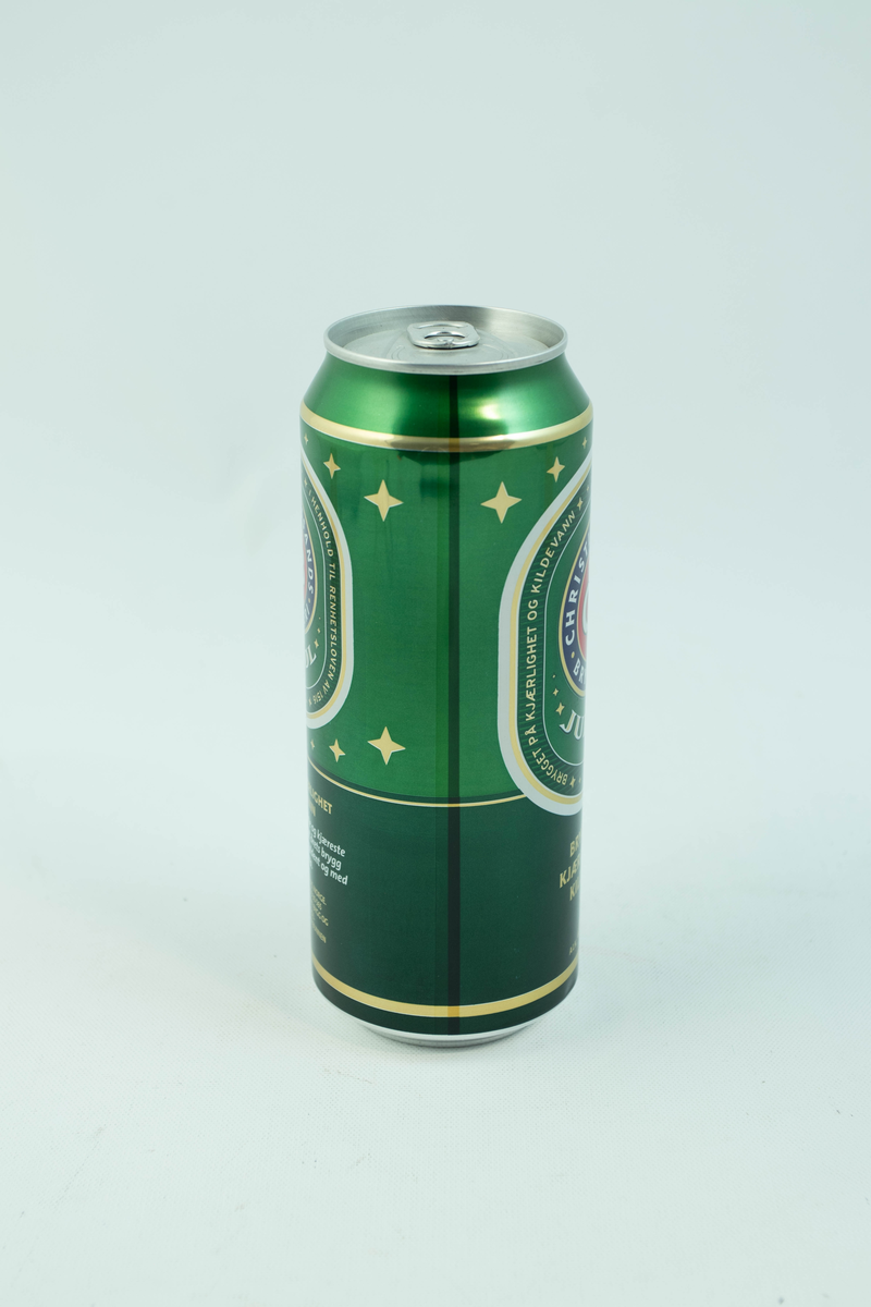 Grønn aluminiumsboks med flerfarget logo. Detaljer inspirert av jul.