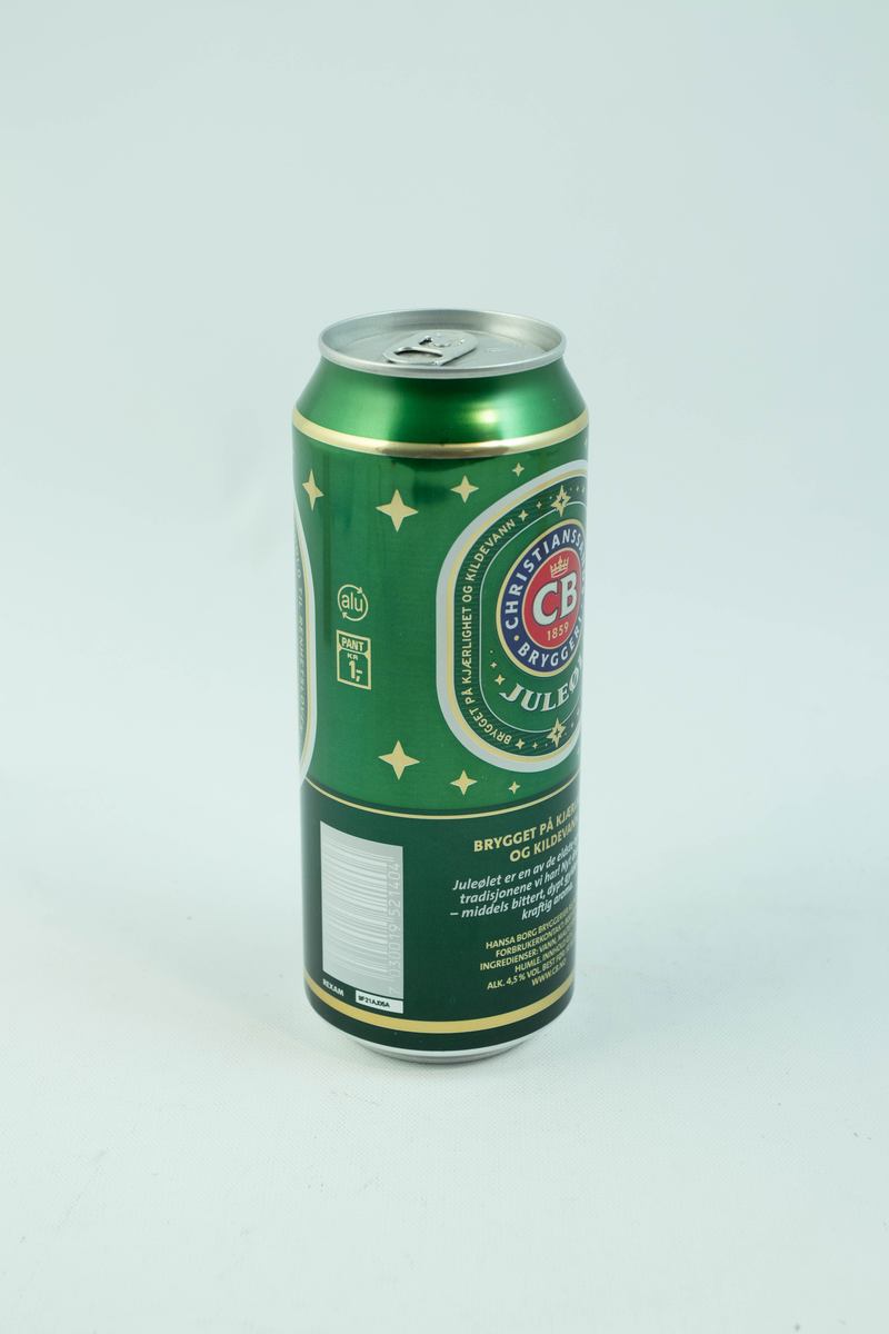 Grønn aluminiumsboks med flerfarget logo. Detaljer inspirert av jul.