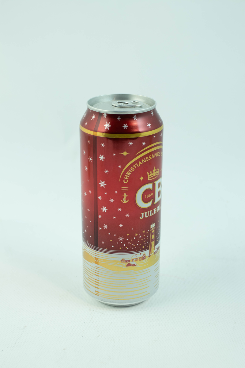 Rød aluminiumsboks med flerfarget logo og motiv. Gyllent fyrtån med hvite snødetaljer på rød bakgrunn