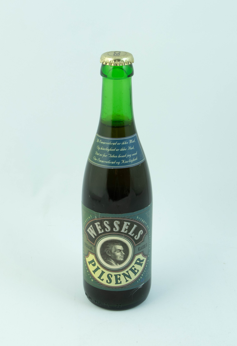 Grønn glassflaske med grønn etikett