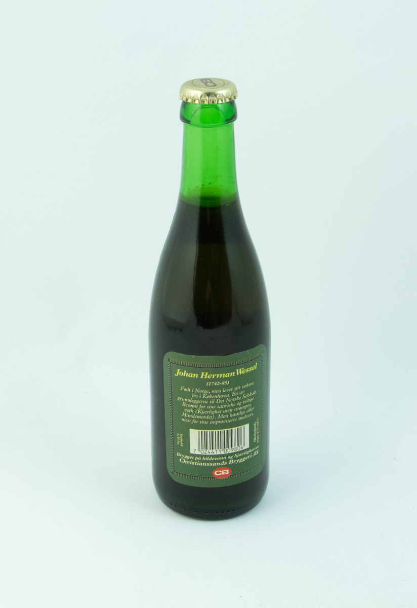 Grønn glassflaske med grønn etikett