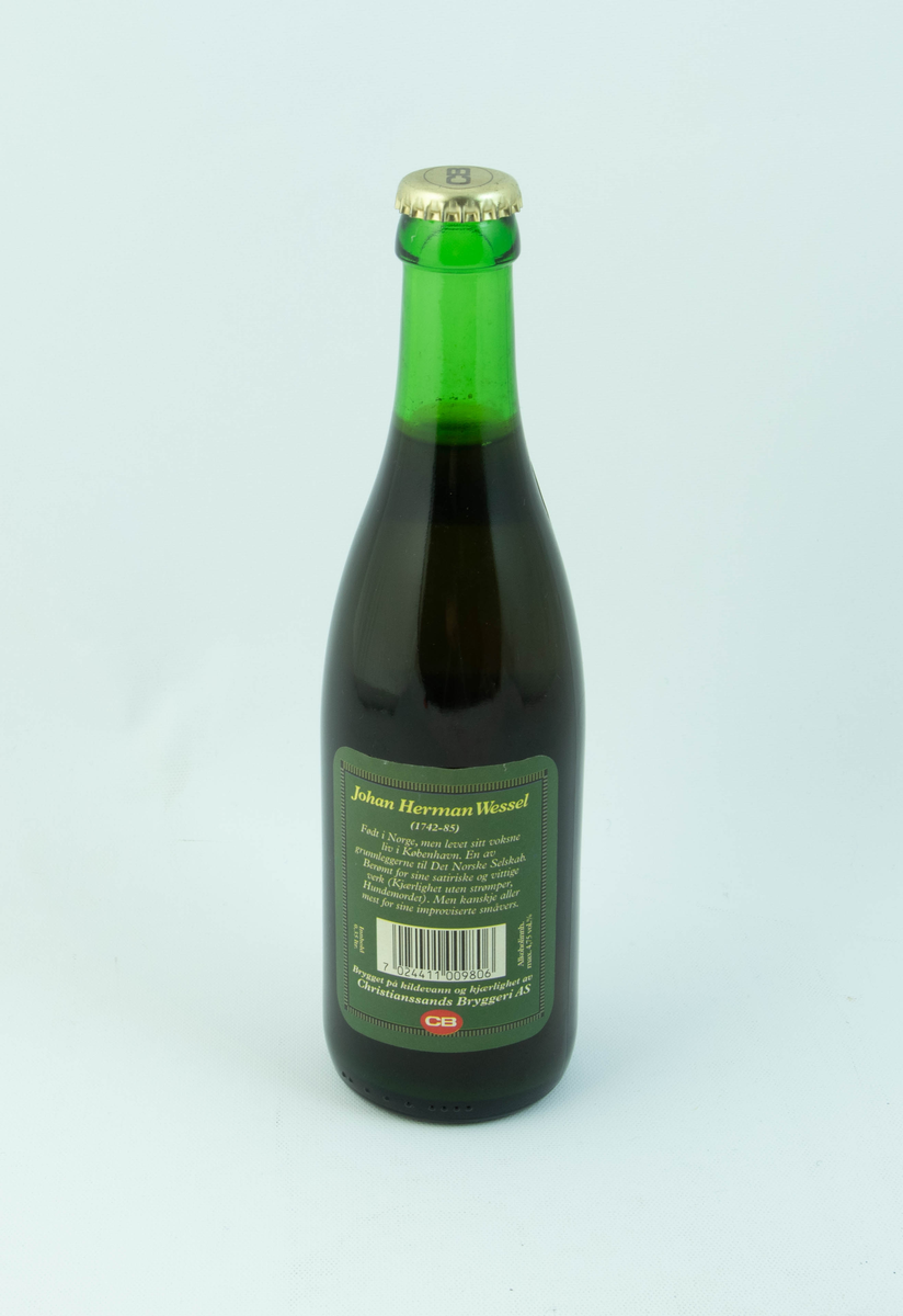 Grønn glassflaske med grønn etikett