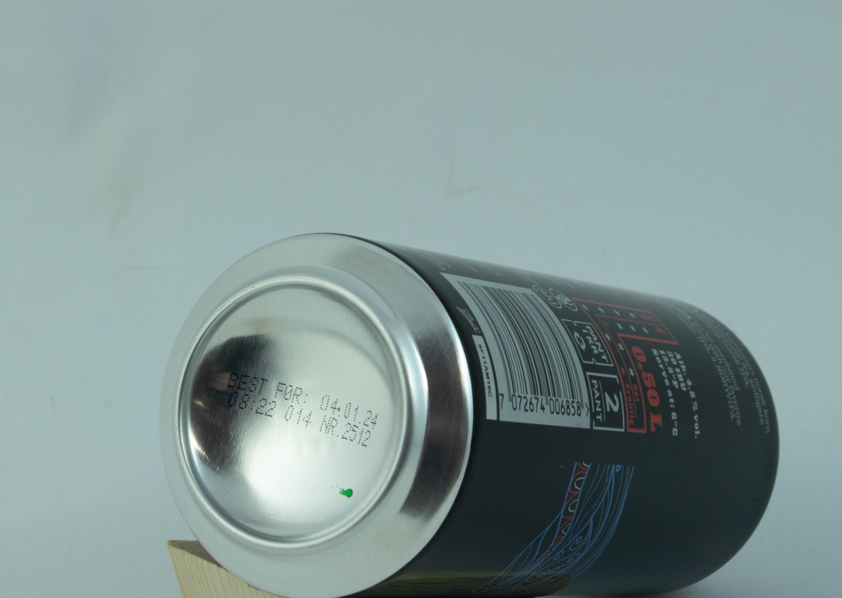 Svart aluminiumsboks med røde og blå detaljer og hvit skrift