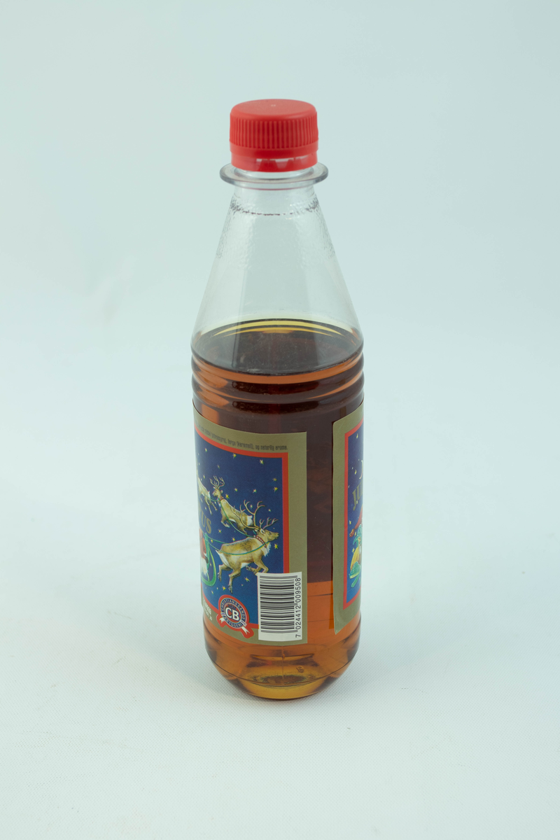 Klar plastflaske som har flerfarget etikett med julemotiv