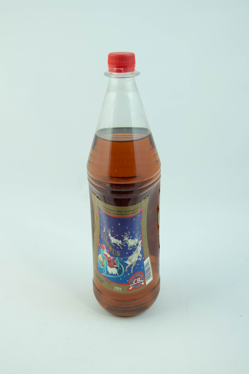 Stor klar plastflaske som har flerfarget etikett med julemotiv