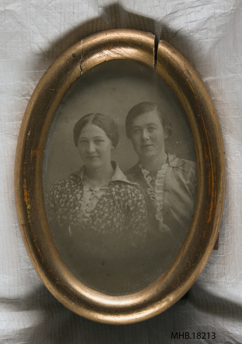 Portrett av to unge kvinner.