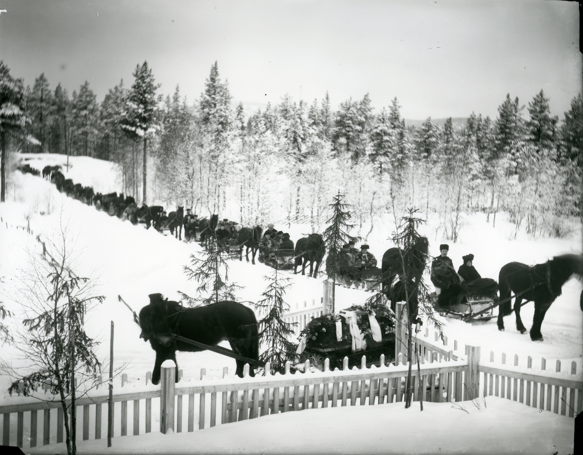 Begravelse - begravelsesfølge. Vinter og snø.