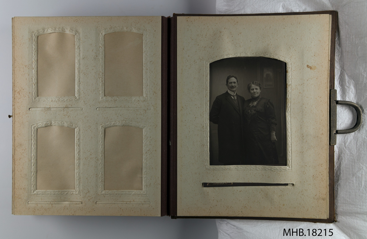 Utvendig: 
På forsiden preget Jugenstil motiver, med blader, bær og sløyfe. 
På baksiden pseudo -renessanse geometrisk preget dekor.

Innvendig: 
Beige papp, med innstikklommer for fotografier med preget blader, ufargede.