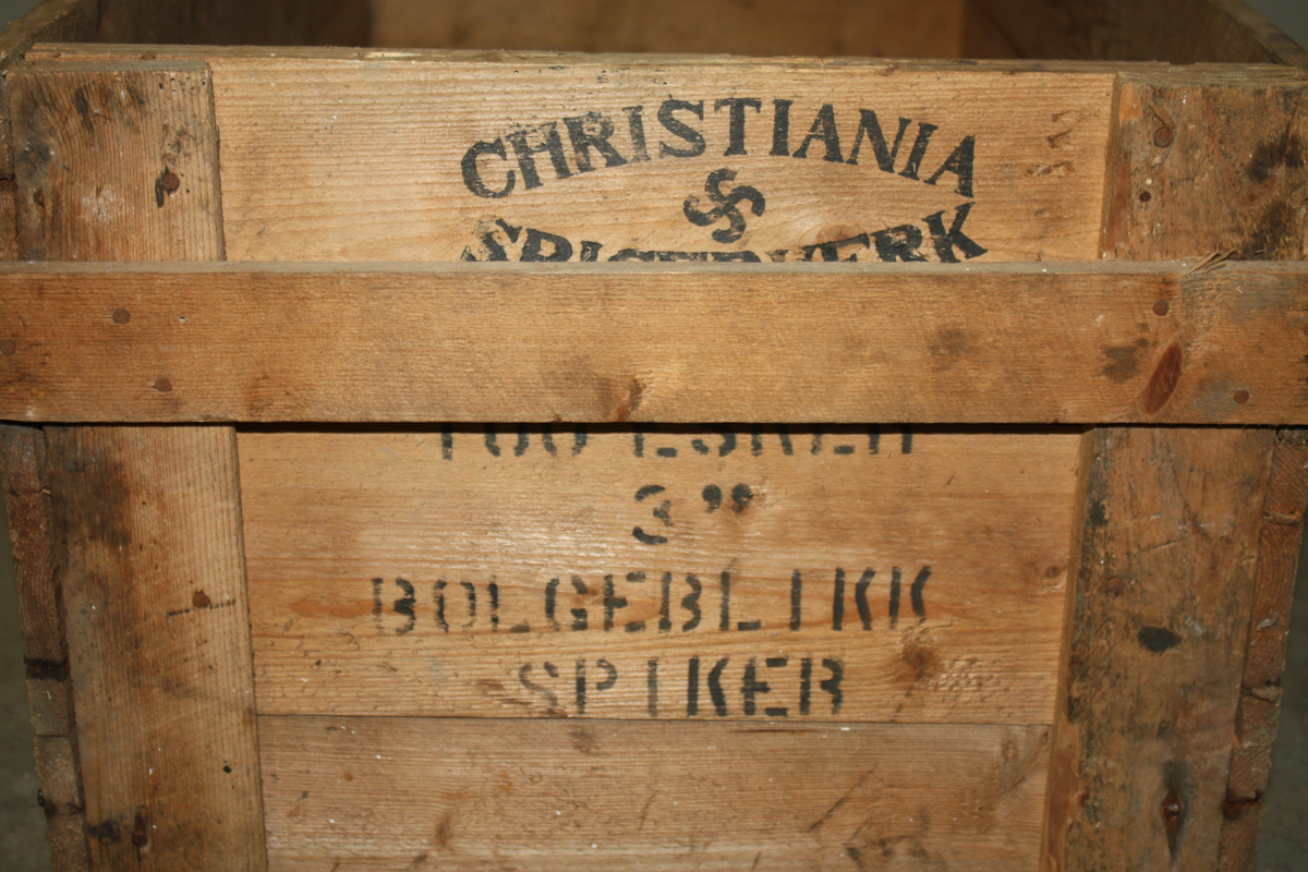 Trekasse med håndtak i endene. Fra Christiania spigerverk.