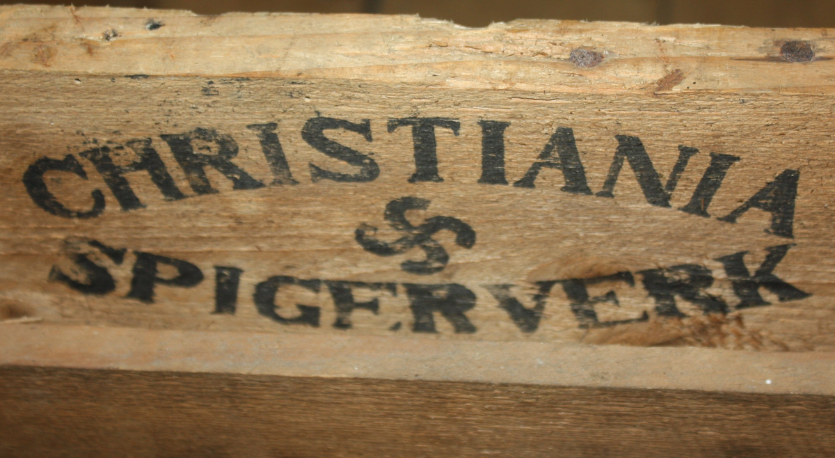 Trekasse med håndtak i endene. Fra Christiania spigerverk.