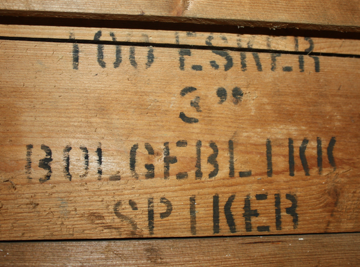 Trekasse med håndtak i endene. Fra Christiania spigerverk.