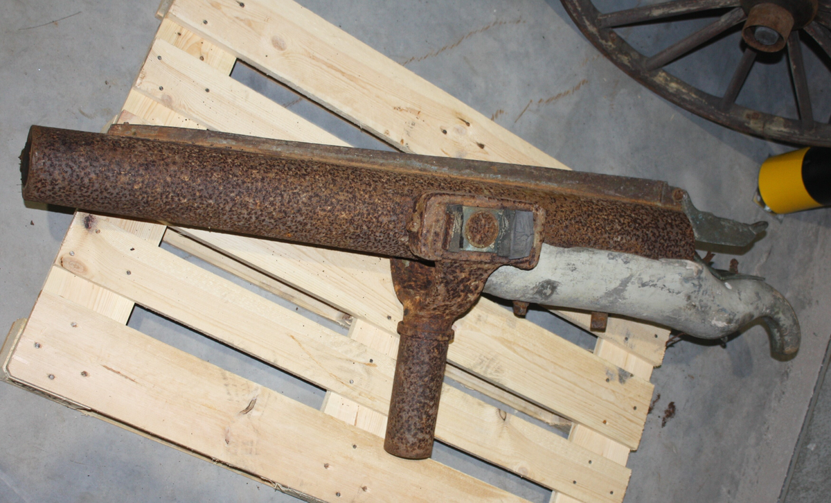 Hvalkanon. Den består av en kanondel og et affutasje (stativ), som betyr monteringsstativ eller underlag. Bege to deler er i støpejern. Det er en øvre treføring og bak en messingfjær.
Kolben er laget i furu tre.