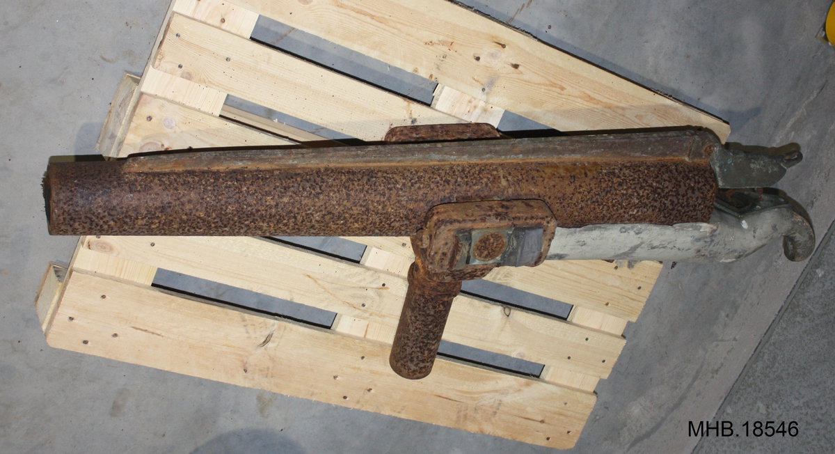 Hvalkanon. Den består av en kanondel og et affutasje (stativ), som betyr monteringsstativ eller underlag. Bege to deler er i støpejern. Det er en øvre treføring og bak en messingfjær.
Kolben er laget i furu tre.