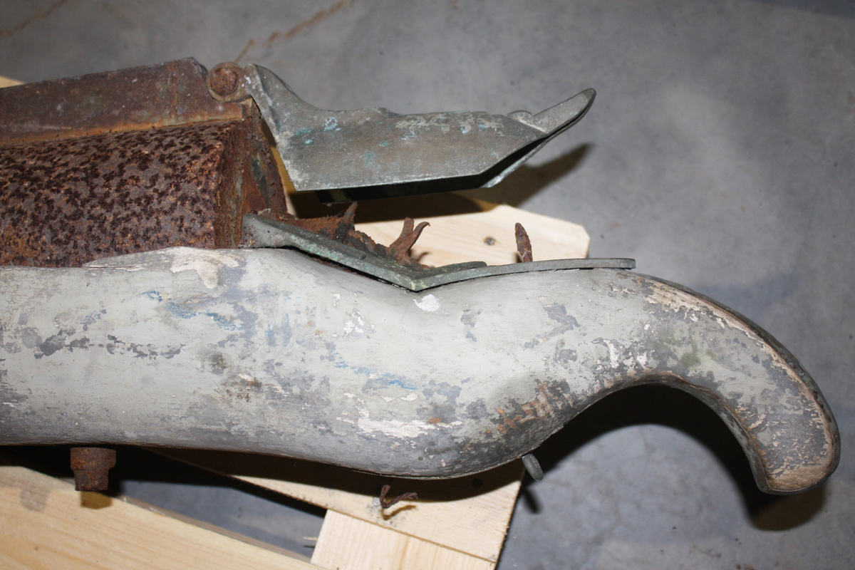 Hvalkanon. Den består av en kanondel og et affutasje (stativ), som betyr monteringsstativ eller underlag. Bege to deler er i støpejern. Det er en øvre treføring og bak en messingfjær.
Kolben er laget i furu tre.