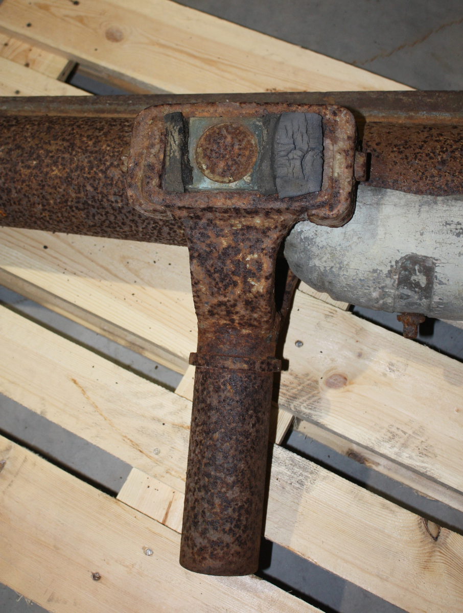 Hvalkanon. Den består av en kanondel og et affutasje (stativ), som betyr monteringsstativ eller underlag. Bege to deler er i støpejern. Det er en øvre treføring og bak en messingfjær.
Kolben er laget i furu tre.