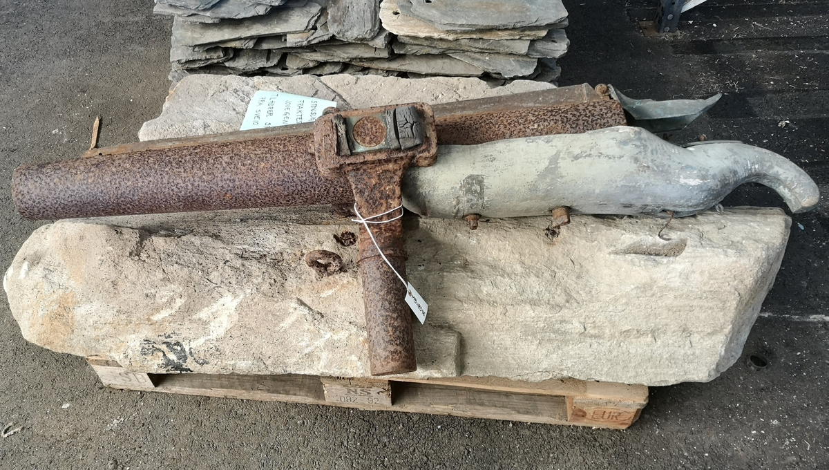 Hvalkanon. Den består av en kanondel og et affutasje (stativ), som betyr monteringsstativ eller underlag. Bege to deler er i støpejern. Det er en øvre treføring og bak en messingfjær.
Kolben er laget i furu tre.