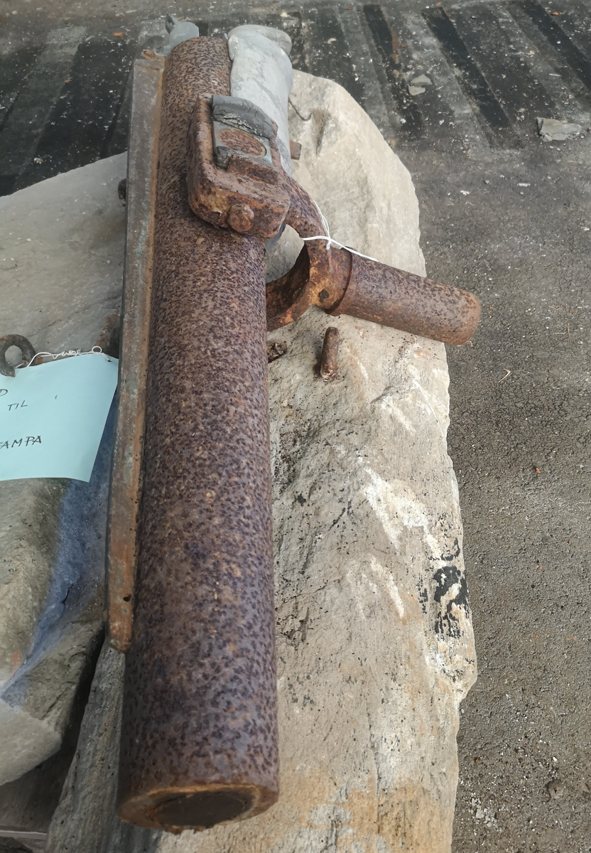 Hvalkanon. Den består av en kanondel og et affutasje (stativ), som betyr monteringsstativ eller underlag. Bege to deler er i støpejern. Det er en øvre treføring og bak en messingfjær.
Kolben er laget i furu tre.