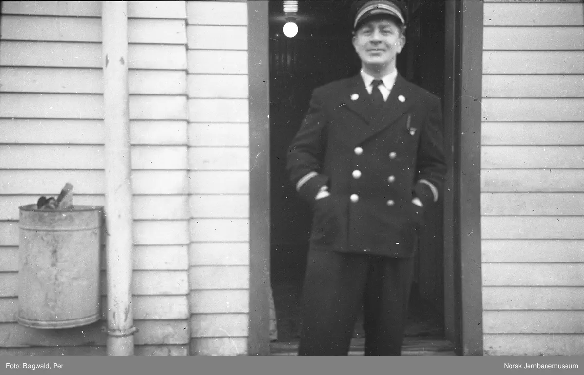 Jernbanefullmektig Einar Lundevold på Sira stasjon