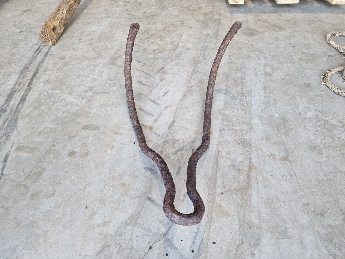 Metallstang, bøyd på midten og formet som to kroker som henger sammen med et "øye" (ikke helt rundt) til å feste tau i.