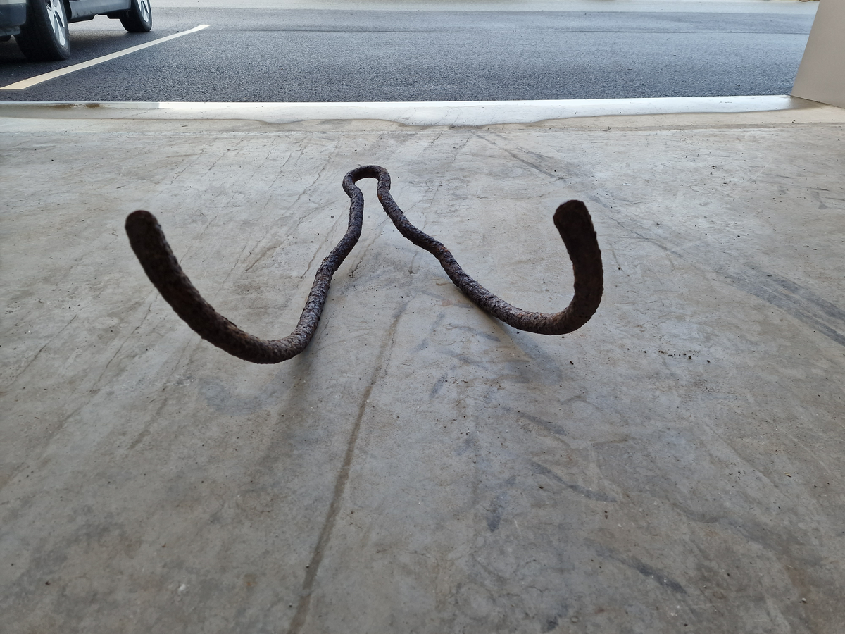 Metallstang, bøyd på midten og formet som to kroker som henger sammen med et "øye" (ikke helt rundt) til å feste tau i.